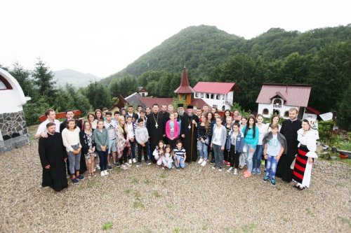 Tabără pentru 45 de tineri la Mănăstirea Chiuzbaia, Maramureș Poza 55781