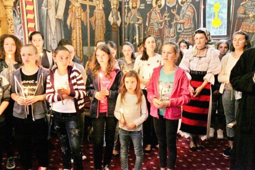 Tabără pentru 45 de tineri la Mănăstirea Chiuzbaia, Maramureș Poza 55783