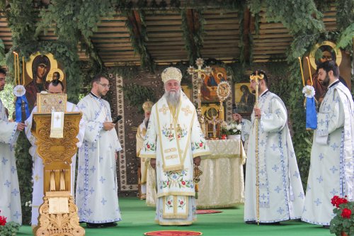 Sfinte Liturghii arhiereşti în Mitropolia Olteniei Poza 55225