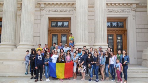 300 de tineri din Basarabia în vizită la Palatul Patriarhiei Poza 55119