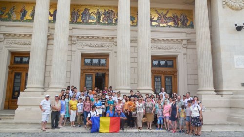 300 de tineri din Basarabia în vizită la Palatul Patriarhiei Poza 55120