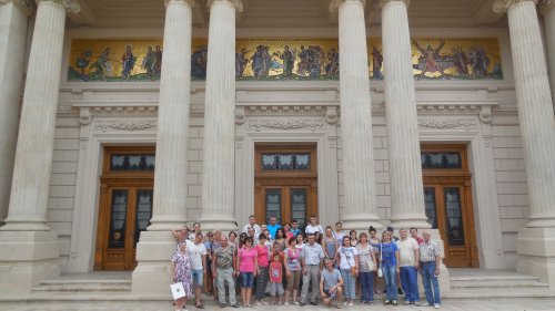300 de tineri din Basarabia în vizită la Palatul Patriarhiei Poza 55123