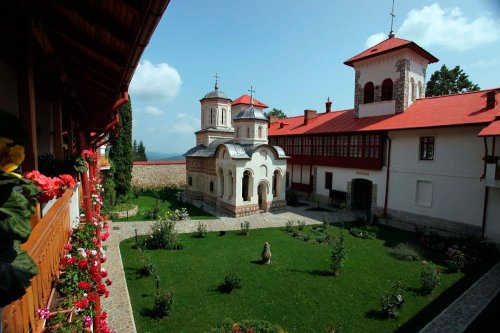 Mănăstiri şi biserici în haină de praznic Poza 54028