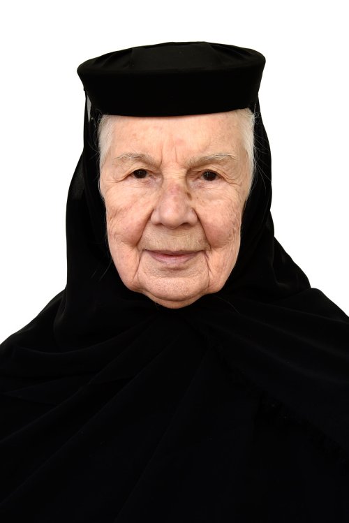O minunată călugăriță, Artemia (Ana) Profir (1920-2016) Poza 53939