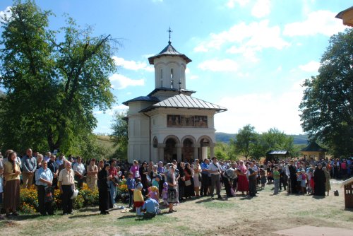 Hram la Mănăstirea Logreşti şi Biserica Harşu Poza 53375