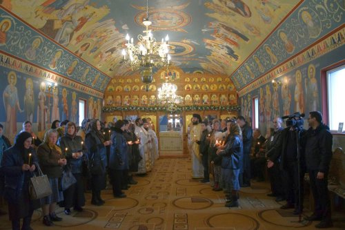 O nouă biserică închinată Sfintei Cuvioase Parascheva, sfinţită de IPS Părinte Mitropolit Teofan Poza 50499
