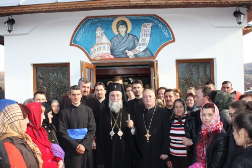IPS Părinte Irineu a resfinţit Biserica din Poiana Seciuri, Gorj Poza 49500