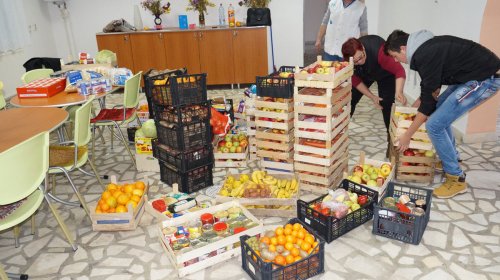 Fructe și legume oferite centrelor parohiale din Sibiu şi Deva Poza 48883