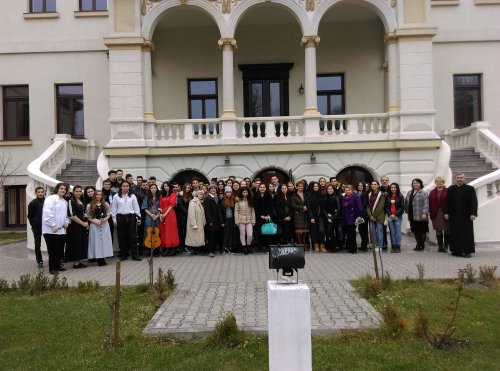 Elevii Colegiului Pedagogic, în vizită la Centrul de restaurare „Bengescu” Poza 48660