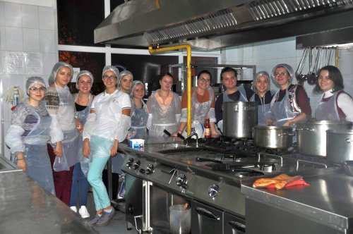 „DAU“, proiectul prin care fetele de la Colegiul „Sfântul Nicolae“ gătesc săptămânal pentru oamenii străzii Poza 46285