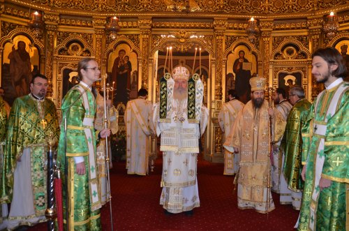Candele aprinse ale credinței ortodoxe Poza 45306