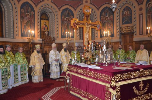 Candele aprinse ale credinței ortodoxe Poza 45307