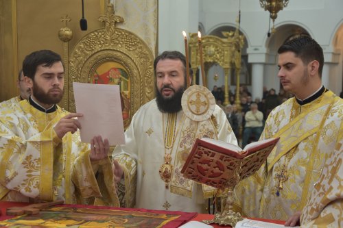 Candele aprinse ale credinței ortodoxe Poza 45309