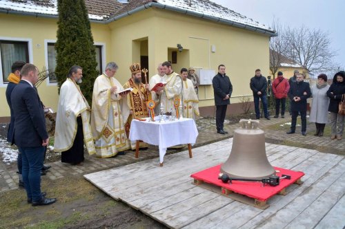 Slujire arhierească și sfințirea noului clopot la Parohia Săcal din Ungaria Poza 44270