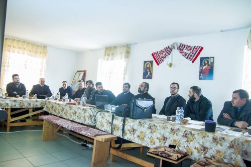 Atelier catehetic de formare a preoţilor în Protopopiatul Darabani Poza 44019