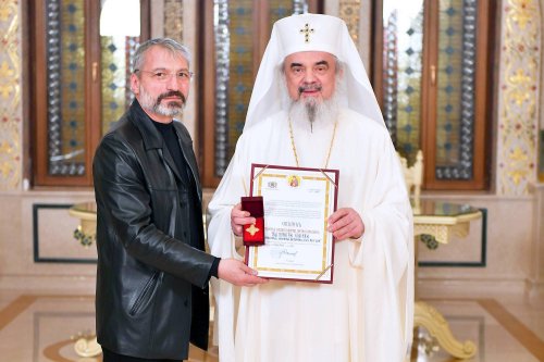 Regizorul Marian Ciripan a fost decorat de  Patriarhul României Poza 43970