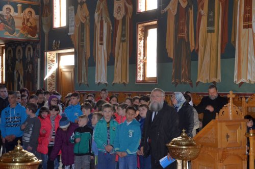 100 de copii din Timiș au vizitat Mănăstirea Timișeni-Șag Poza 43373
