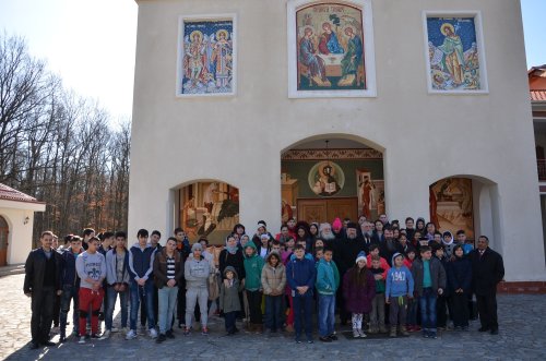 100 de copii din Timiș au vizitat Mănăstirea Timișeni-Șag Poza 43374