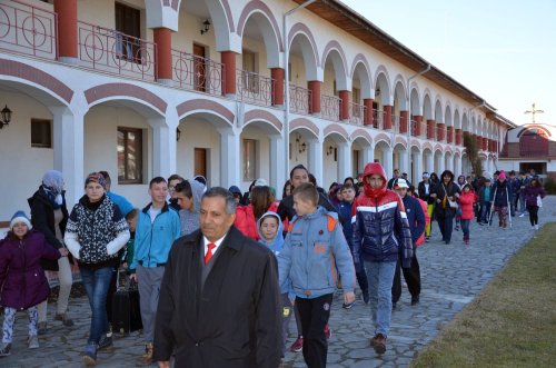 100 de copii din Timiș au vizitat Mănăstirea Timișeni-Șag Poza 43375