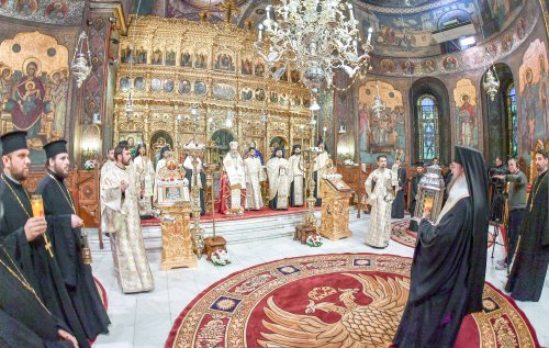 Sfânta Lumină de la Ierusalim a fost adusă în România Poza 40989
