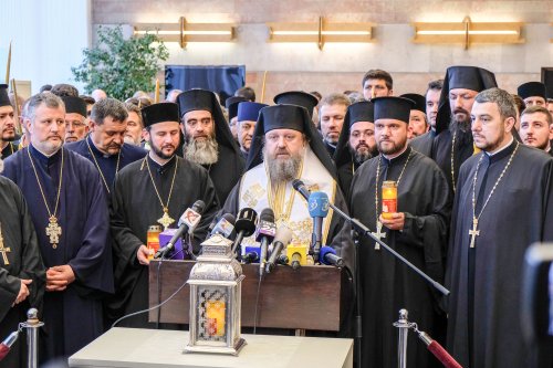 Sfânta Lumină de la Ierusalim a fost adusă în România Poza 40991