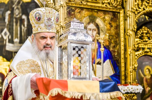 Sfânta Lumină de la Ierusalim a fost adusă în România Poza 40994