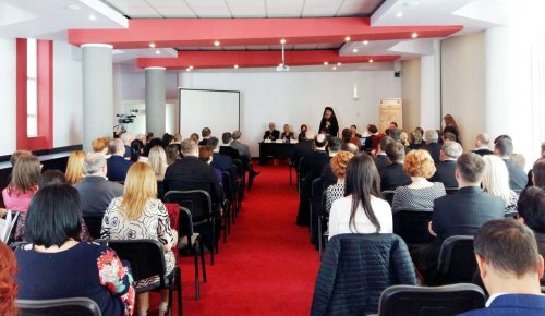Conferinţă despre prevenirea abandonului şcolar, la Alba Iulia Poza 40346