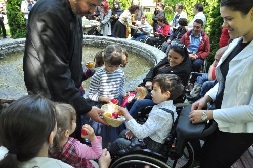 Acţiune filantropică pentru persoanele cu dizabilităţi la catedrala din Galaţi Poza 39808