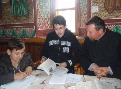 Proiectul „Școala din pridvorul Bisericii” la Parohia Cernișoara Poza 39693
