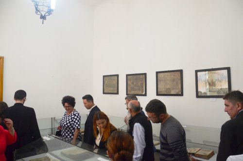 Sute de vizitatori  la Muzeul Episcopiei Oradiei Poza 38844