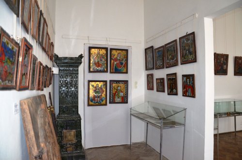 Sute de vizitatori  la Muzeul Episcopiei Oradiei Poza 38845