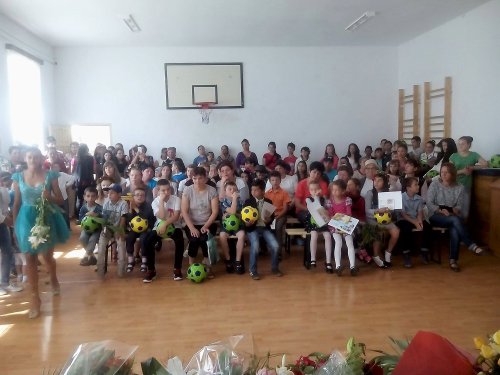 Premii și daruri pentru elevii din Părău, Brașov Poza 37410