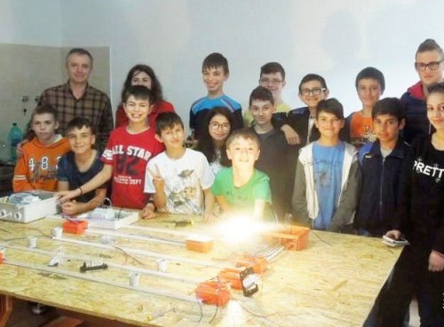 Mici electricieni cu diplomă, la Asociaţia „Doamna Maria Brâncoveanu” Poza 37197
