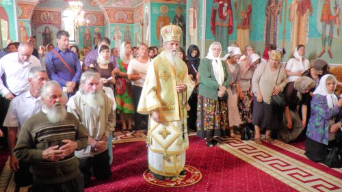 IPS Arhiepiscop Pimen, la hramul Mănăstirii Bogdana: „Cine-L părăseşte pe Dumnezeu uită şi de semeni” Poza 36510