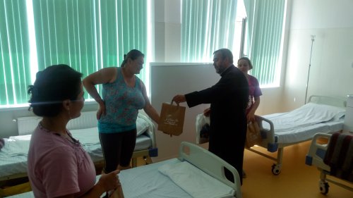 Protoieria Fălticeni a oferit daruri mamelor internate la Maternitatea din municipiu Poza 36348