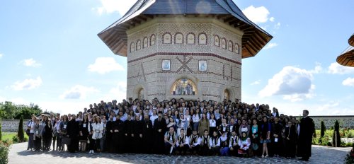 Peste 200 de tineri au participat la pregătirile pentru ITO 2017 la Mănăstirea Zosin din Botoşani Poza 36160