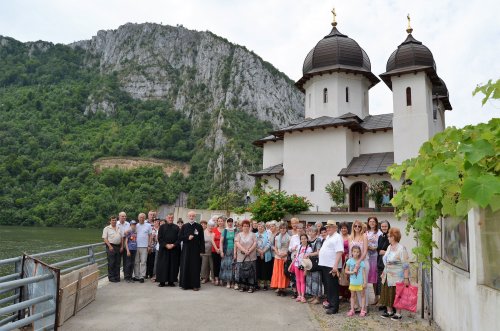 Credincioși reșițeni de la Parohia „Pogorârea Sfântului Duh” în pelerinaj la mănăstiri mehedințene și cărășene Poza 36061