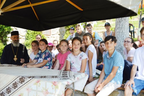 IPS Arhiepiscop Irineu, în vizită la tinerii din tabăra Cetea, Alba Poza 35846