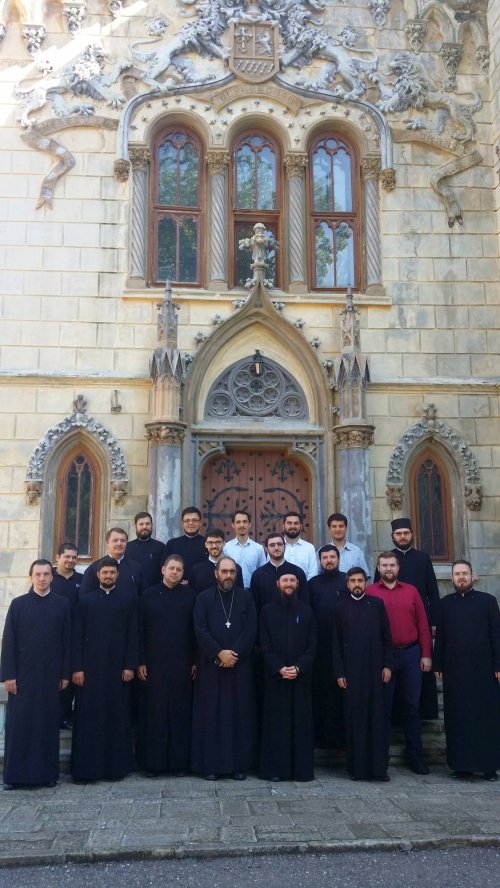 S-au încheiat cursurile de formare pentru tinerii preoţi din Arhiepiscopia Iaşilor Poza 35556