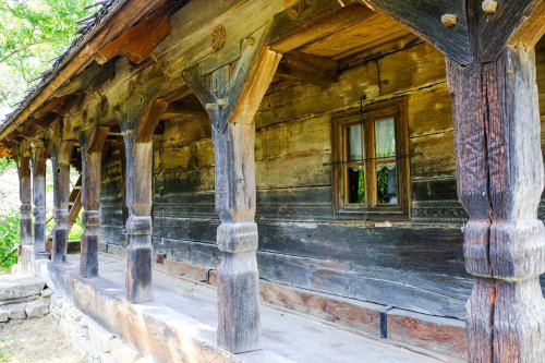 Originala bisericuță de lemn din Borza Poza 34535