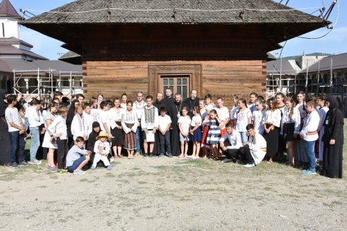 100 de copii și tineri în tabără la Nera Poza 34294