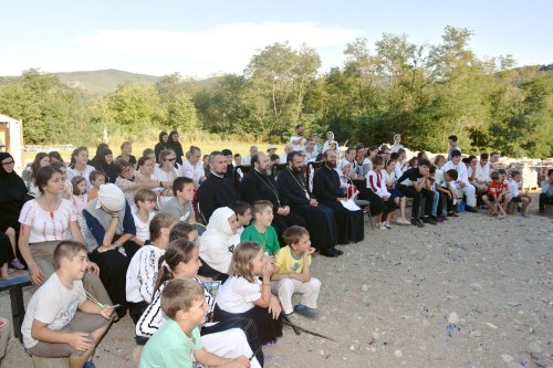 100 de copii și tineri în tabără la Nera Poza 34296