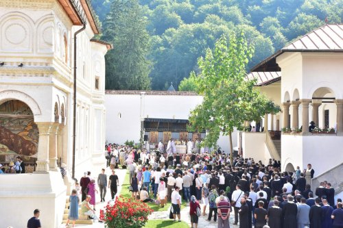 Liturghii arhiereşti în mănăstirile Brâncoveni şi Horezu Poza 33688