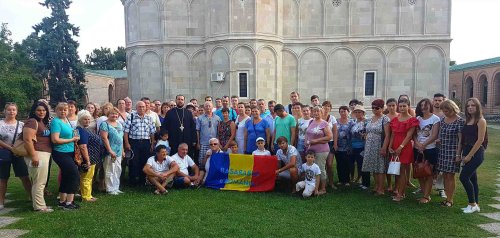 100 de români basarabeni au vizitat Mănăstirea Dealu din Arhiepiscopia Târgoviștei Poza 33459