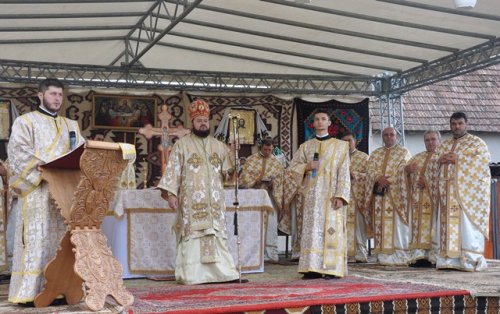 Târnosiri şi slujiri arhiereşti în Duminica a 13-a după Rusalii Poza 32551