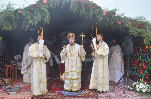 Târnosiri şi slujiri arhiereşti în Duminica a 13-a după Rusalii Poza 32555