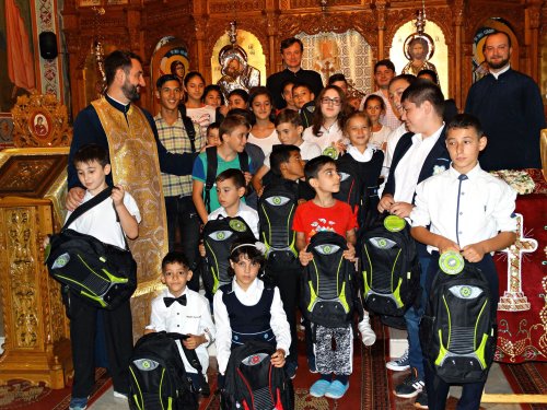 Ghiozdane pentru elevi de la Școala „Sfântul Andrei” din Buzău Poza 31713
