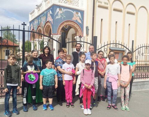 Activităţi cu copiii şi tinerii, la Biserica „Sfânta Treime” din Cisnădie Poza 31603