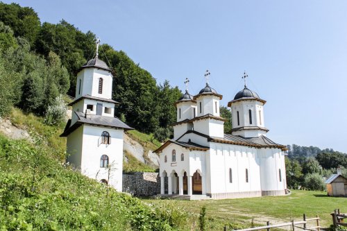 Biserici şi mănăstiri în haină de praznic Poza 30226