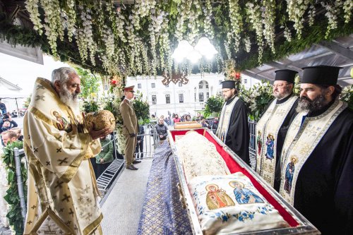 Sfânta Parascheva și-a primit închinătorii de ziua ei Poza 30163